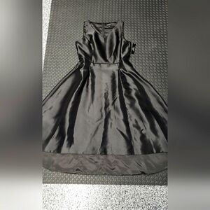 Tahari black v-neck sleeveless cocktail dress w/sheer shawl